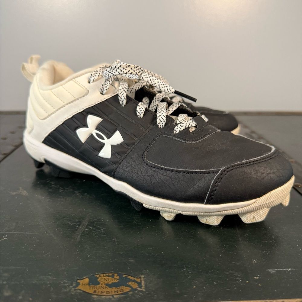Under Armour Boys Leadoff Low RM 3022072-001 Black Baseball Cleats Shoes Sz 5.5Y